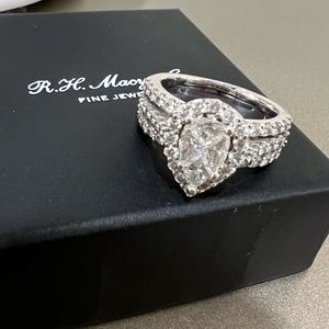 Diamond Pear cut solitaire / wedding ring